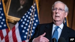 រូបឯកសារ៖ លោក Mitch McConnell មេដឹកនាំ​គណបក្ស​សាធារណរដ្ឋ​នៃ​ព្រឹទ្ធសភា​សហរដ្ឋ​អាមេរិក ថ្លែង​ក្នុង​សន្និសីទ​សារព័ត៌មាន​មួយ​នៅ​វិមាន​សភា​កាពីតូល ក្នុង​រដ្ឋធានី​វ៉ាស៊ីនតោន នៅ​ថ្ងៃទី ៨ ខែធ្នូ ឆ្នាំ២០២០។