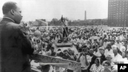 រូបភាព​ឯកសារ​៖ លោក​បណ្ឌិត Martin Luther King Jr., និយាយ​ទៅ​កាន់​ប្រជាពលរដ្ឋ​ដែល​រស់នៅ​ផ្ទះ​សាធារណៈ Robert Taylor Homes ភាគ​ខាង​ត្បូង​ទីក្រុង​ Chicago នៅ​ថ្ងៃ​ទី​២៤ ខែ​កក្កដា ឆ្នាំ​១៩៦៥។ 