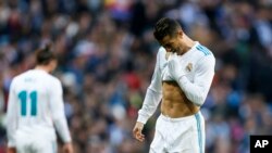 Cristiano Ronaldo du Real Madrid lors du match de football La Liga espagnol entre le Real Madrid et Barcelone au stade Santiago Bernabeu de Madrid, Espagne, 23 décembre 2017. (AP Photo / Francisco Seco)