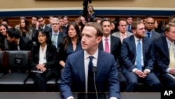 Le PDG de Facebook, Mark Zuckerberg, arrive pour témoigner au Capitole, à Washington, le 11 avril 2018.