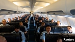 澳大利亞聯邦警察部隊成員於2023年11月8日搭飛機前往所羅門群島為太平洋運動會維安。 （澳大利亞聯邦警察部隊照片。）