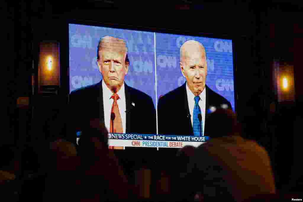 Raia wa Marekani wanaoishi Mexico wakusanyika kuangalia mdahalo wa CNN wa wagombea urais kati ya Rais wa zamani Donald Trump na Rais wa Marekani Joe Biden katika mji wa Mexico City
