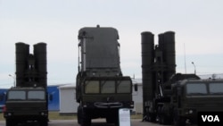 2014年莫斯科武器展上展出的S-400發射和雷達系統 (美國之音白樺拍攝)