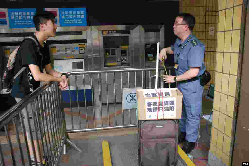 關注組成員準備攜帶上火車的一件行李,被港鐵上水站職員檢查指體積過大及過重,不能帶上火車