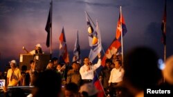 លោក សម រង្ស៊ី​ ប្រធាន​គណបក្ស​សង្គ្រោះ​ជាតិ ថ្លែង​ទៅ​កាន់​ហ្វូង​អ្នក​គាំទ្រ​នៅ​​ក្នុង​អំឡុង​បាតុកម្ម​មួយ​នៅ​មុខ​ព្រះបរមរាជវាំង​រាជធានី​ភ្នំពេញ​ កាល​ពី​ថ្ងៃ​ទី​២ ខែ​ឧសភា ឆ្នាំ​២០១៤។