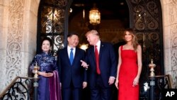 美國總統川普及夫人梅拉尼亞及到訪的中國國家主席習近平及夫人彭麗媛在佛羅里達海湖莊園門口接受媒體拍照