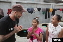 លោក David Beckam ឯក​អគ្គ​រដ្ឋ​ទូត​សុឆន្ទៈ​របស់​អង្គការ​យូនីសេហ្វ​ និង​ជា​តារា​បាល់ទាត់​អង់គ្លេស​ដ៏​ល្បីល្បាញ បាន​ធ្វើ​ដំណើរ​ទស្សនកិច្ច​មក​កាន់ខេត្ត​សៀមរាប ប្រទេស​កម្ពុជា ដើម្បី​ស្វែង​យល់​ពី​កិច្ចការ​របស់​អង្គការ​យូនីសេហ្វ និង​អង្គការ​ជា​ដៃគូ​ផ្សេង​ទៀត​ ក្នុង​ការ​ជួយ​កុមារ​នៅ​កម្ពុជា ដែល​រងគ្រោះ​ដោយ​សារ​អំពើ​ហិង្សា​ខាង​ផ្លូវ​ចិត្ត ផ្លូវ​ភេទ និង​រូបរាង​កាយ និង​ក្នុងការ​ជួយ​កុមារ​ដែល​ងាយ​នឹង​រង​គ្រោះ​ដោយ​សារ​គ្រោះថ្នាក់​ផ្សេងៗ។ (រូបថត៖ Unicef/2015/Irby)