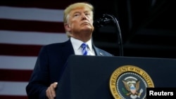 ប្រធានាធិបតី Donald Trump ថ្លែង​នៅ​ក្នុង​ការ​ជួប​ជុំ​« Make America Great Again» នៅ​មជ្ឈមណ្ឌល​ Civic Center ក្នុង​ទីក្រុង​ Charleston រដ្ឋ West Virginia កាលពី​ថ្ងៃទី​២១ សីហា ឆ្នាំ ២០១៨។