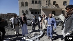 Des rebelles houtis dans Sanaa, le 13 décembre 2017