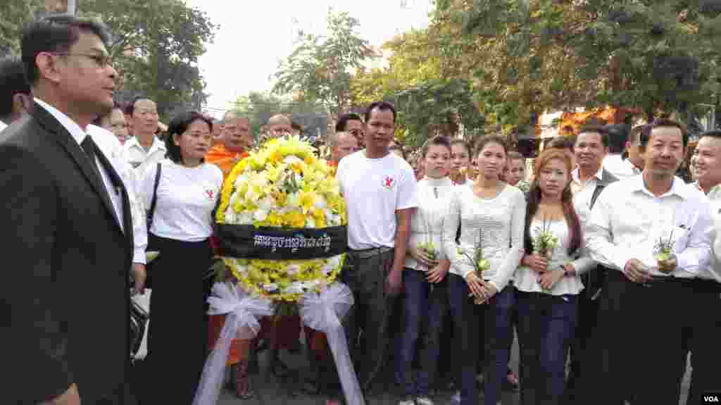 លោករ៉ុង ឈុន (ស្តាំ) ប្រធានសមាគមគ្រូបង្រៀនឯករាជ្យកម្ពុជា លោក ញ៉យ ចំរើន (ឆ្វេង) តំណាងរាស្រ្តគណបក្សសង្គ្រោះជាតិ និងក្រុមកម្មកររៀបចំដើរដង្ហែទៅកាន់កន្លែងគោរពវិញ្ញាណក្ខន្ធលោក ជា វិជ្ជា។