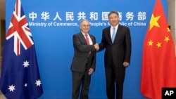 資料照：中國商務部長王文濤與澳大利亞貿易部長唐法雷爾 (Don Farrell) 在北京舉行會談。（2023 年5月12日）