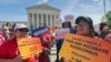 Manifestation devant la Cour suprême contre le projet de l'administration Trump de poser des questions sur la citoyenneté dans le cadre du recensement de 2020, à Washington, le 23 avril 2019.