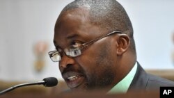 Le ministre de la Justice sud-africain, Michael Masutha, parle à la presse à Pretoria, le 21 octobre 2016, après avoir annoncé le retrait de l'Afrique du sud de la CPI.