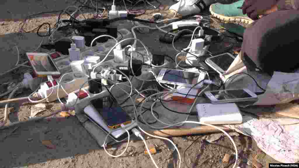 Les migrants ont la possibilité de charger leurs téléphones dans la "jungle". Ce camp est situé aux abords de Calais dans le nord de la France, 13 octobre 2015 (Nicolas Pinault/VOA). 