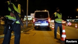 Des policiers allemands à un poste de contrôle à l’entrée de l'aéroport de Berlin-Schoenefeld, à Schoenefeld, 8 octobre 2016. 