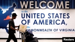 Un homme arrive à l'aéroport de Dulles en Virginie, le 24 septembre 2017.