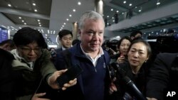 Stephen Biegun, Représentant Spécial des États-Unis en Corée du Nord, interrogé par des journalistes à son arrivée à l'aéroport international d'Incheon en Corée du Sud, le 3 février 2019.