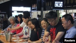 2018年2月3日華人遊客在位於澳大利亞悉尼北部獵人谷的McGuigan 釀酒廠品嚐葡萄酒。