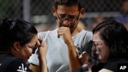 បុគ្គលិក​របស់​ហាង​ទំនិញ Walmart យំ​ នៅ​ពេល​ពួកគេ​ចូលរួម​គោរព​វិញ្ញណក្ខន្ធ​ដល់​ជនរងគ្រោះ​ នៅ​ក្នុង​ការ​បាញ់​ប្រហារ​ដ៏​ប្រល័យ​កាលពី​ថ្ងៃ​សៅរ៍ ទី៤ ខែសីហា ក្នុង​ក្រុង El Paso រដ្ឋ Texas។