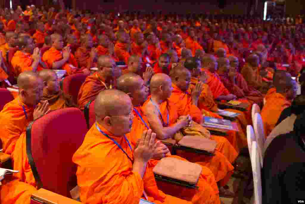 ព្រះសង្ឃទូទាំងប្រទេស ចូលរួមមហាសន្និបាតមន្ត្រីសង្ឃទូទាំងប្រទេស លើកទី២៥ ក្នុងរាជធានីភ្នំពេញ កាលពីថ្ងៃទី៣០ ខែមករា ឆ្នាំ២០១៧។ (ហ៊ាន សុជាតា/ VOA)