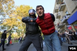 Həftəsonu Bakının mərkəzində keçirilən nümayişlərdə çox sayda adam saxlanılıb, polis zorakılığına məruz qalıb.