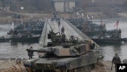美國陸軍的M1A2坦克在美韓聯合軍演中渡過漢灘江。(2015年12月10日)