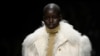 Un mannequin présente une création de la collection automne/hiver 2020 de Michael Kors lors de la semaine de la mode à New York, aux États-Unis, le 12 février 2020. (REUTERS/Idris Solomon)