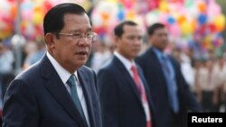 រូបឯកសារ៖ លោក​នាយករដ្ឋមន្ត្រី ហ៊ុន សែន ចូលរួម​ប្រារព្ធ​ខួប​ទី​៦៦ ដែល​កម្ពុជា​ទទួល​បាន​ឯករាជ្យ​ពី​បារាំង នៅ​កណ្ដាល​រាជធានី​ភ្នំពេញ ថ្ងៃទី៩ ខែ​វិច្ឆិកា ឆ្នាំ​២០១៩។ (REUTERS/Samrang Pring)