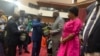 Le président de la CONAC, Dieudonné Massi Gams (en bleu) remet le rapport 2023 sur la lutte contre la corruption au président de Transparency international Cameroun à Yaoundé le 26 septembre 2024 . VOA / Jules Emmanuel Ntap