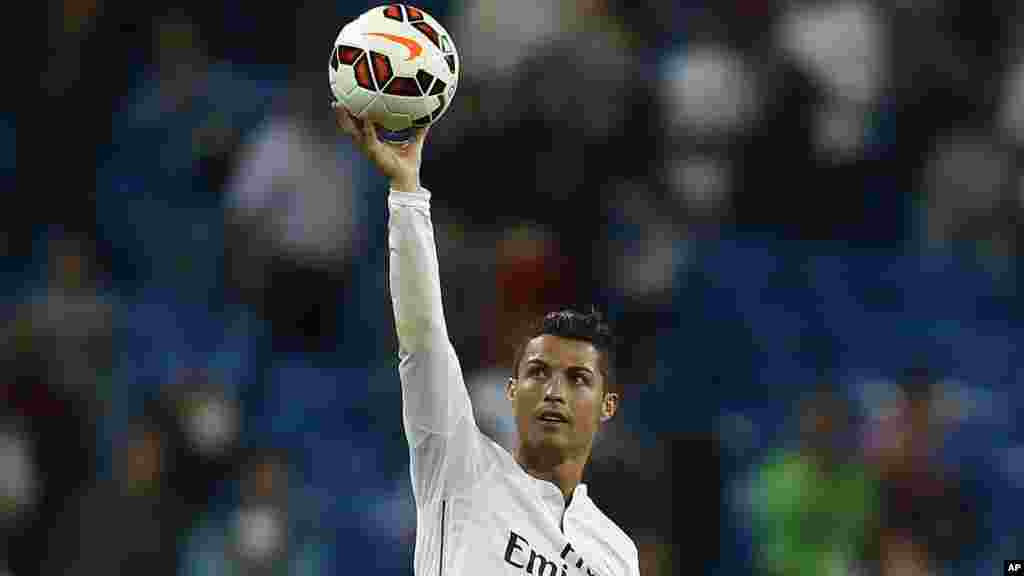 Cristiano Ronaldo Le star du Real Madrid gagne 67,4 millions d'euros. Le salaire du portugais ne compte que pour près de la moitié de cette somme.