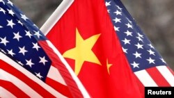 美中國旗。