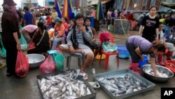 Ethnic Vietnamese sell fish on the sidewalk of Prek Pnoa's morning fish market on the outskirt of Phnom Penh, file photo.