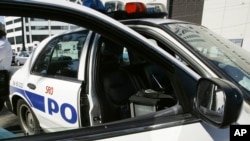 2005 年9 月11 日，一名新奧爾良警察靠在一輛巡邏車上。