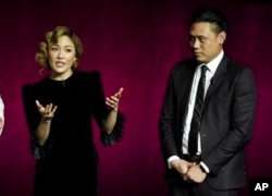 “瘋狂的亞洲富豪”演員吳恬敏（左）和導演朱浩偉談論這個影片。