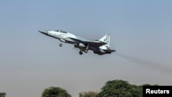 一架JF-17雷霆戰機在2013年6月7日從巴基斯坦北部的薩戈達的穆沙夫空軍基地起飛 (資料圖片)