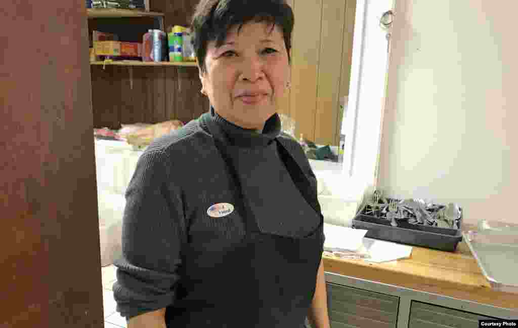 លោកស្រីម្ចាស់ហាង Le Petite Cafe នៅទីក្រុងឡូវែល បានចេញទៅបោះឆ្នោតរួចហើយនៅថ្ងៃអង្គារ ទី៧ ខែវិច្ឆិកា ឆ្នាំ២០១៧។ (រូបថតផ្តល់ឲ្យដោយ Sidney Liang)