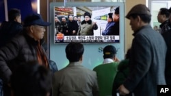 南韓市民在電視前圍觀有關報導北韓於3月9日試射導彈的消息。