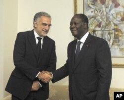Luis Moreno-Ocampo (à g.) accueilli par Alassane Ouattara à Abidjan, le 15 octobre 2011
