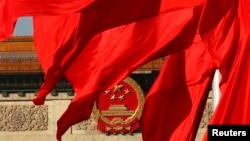 紅旗背後的人民大會堂 ﹐中共十八屆三中全會會場。(2013年11月12日)