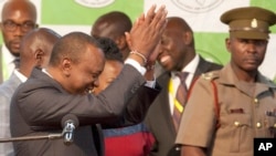 លោក Uhuru Kenyatta (រូប​ឆ្វេង) បាន​ទះ​ដៃ​បន្ទាប់​ពី​លទ្ធផល​បោះឆ្នោត​ត្រូវ​បាន​គេ​ប្រកាស ហើយ​លោក​ទទួល​បាន​ជ័យជម្នះ​ នៅ​ក្នុង​ក្រុង​ណៃរ៉ូប៊ី ប្រទេស​កេនយ៉ា កាលពី​ថ្ងៃទី៣០ ខែតុលា ឆ្នាំ២០១៧។