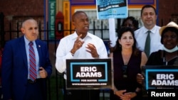  Eric Adams (au centre.) s'adresse à ses partisans lors d'une réunion de campagne dans le quartier de Coney Island à Brooklyn, New York, États-Unis, le 18 juin 2021.