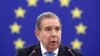 El excandidato presidencial opositor en Venezuela, Edmundo González Urrutia, habla en el parlamento europeo tras recibir el premio Sájarov en Strasbourg, Francia, el 17 de diciembre de 2024.