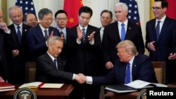 在美國華盛頓白宮東廳舉行的儀式上，中國國務院副總理劉鶴（左）與美國總統特朗普（右）在簽署美中第一階段貿易協定後握手（2020年1月15日）。