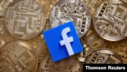 រូបឯកសារ៖ ប្រាក់ Bitcoin បានឡើង​តម្លៃ​បន្ទាប់​ពី​ក្រុមហ៊ុន​ហ្វេសប៊ុក​បាន​និយាយ​ថា ខ្លួន​នឹង​មាន​​ប្រាក់តាម​អន​ឡាញ (cryptocurrency) ផ្ទាល់​ខ្លួន កាល​ពី​ខែ​មិថុនា ២០២០។