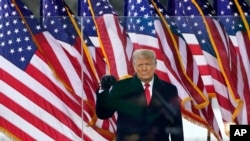 Rais Donald Trump akiwasili kuhutubia katika mkusanyiko wa wafuasi wake Jan. 6, 2021, mjini Washington.