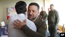 Президент України Володимир Зеленський зустрічається з прем’єр-міністром Великої Британії Ріші Сунаком (ліворуч) і в готелі Grand Prince під час саміту G7 у Хіросімі, Японія, у суботу, 20 травня 2023 року. (Stefan Rousseau/Pool через AP)