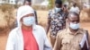 Lin Yunhua (à g.), arrive au tribunal à Lilongwe, capitale du Malawi, le 28 septembre 2021.
