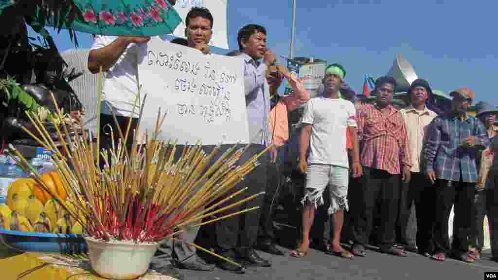 សមាជិករបស់សមាគមក្រៅប្រព័ន្ធ កម្មកររោងចក្រ និងប្រជាពលរដ្ឋរងគ្រោះក្នុងជម្លោះដីធ្លី បានសម្តែងការអបអរសាទរនៅពេលដែលលោក វន់ ពៅ និងកម្មករដ៏ទៃទៀតត្រូវបានដោះលែង នៅព្រឹកថ្ងៃសុក្រទី៣០ ខែឧសភា ឆ្នាំ២០១៤។