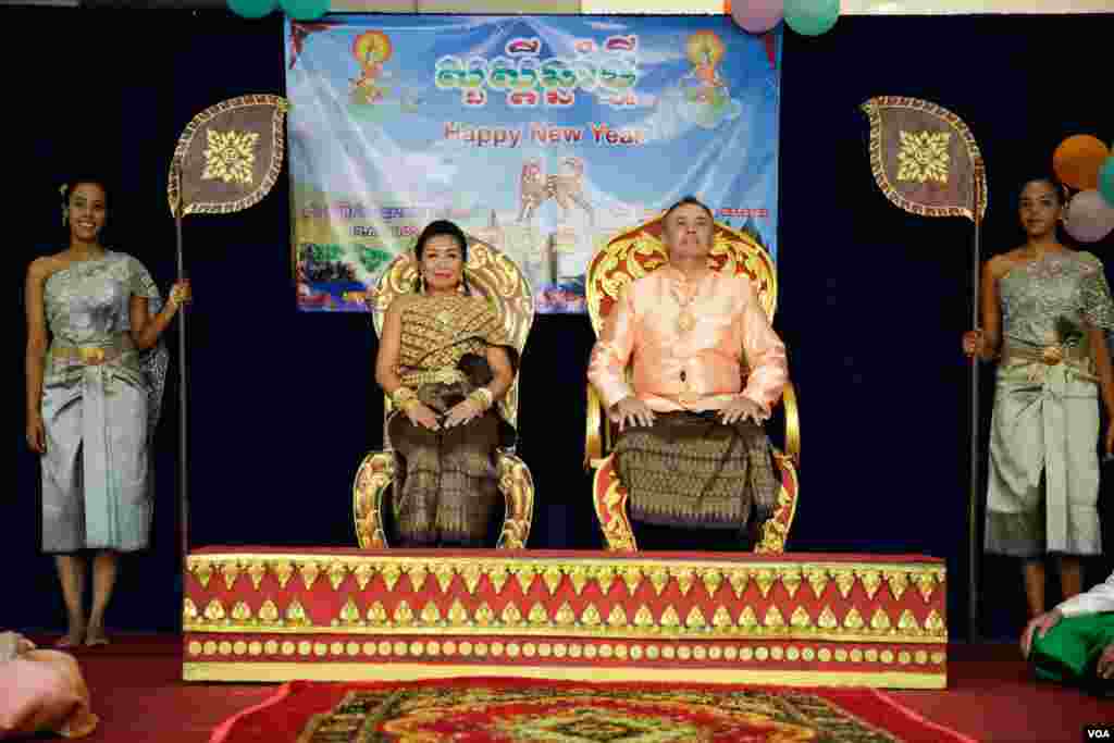 ឯកអគ្គរដ្ឋទូតអាមេរិកប្រចាំកម្ពុជា និងភរិយា ព្រមទាំងមន្រ្តីស្ថានទូតអាមេរិកប្រចាំកម្ពុជាកំពុងសម្តែងវគ្គមួយក្នុងរឿង «ទុំទាវ» ក្នុងការប្រារព្ធពិធីបុណ្យចូលឆ្នាំថ្មីប្រពៃណីជាតិខ្មែរ នៅក្នុងបរិវេណស្ថានទូតអាមេរិកប្រចាំកម្ពុជា នាថ្ងៃទី៦ ខែមេសា ឆ្នាំ២០១៨។(ទុំ ម្លិះ/VOA)