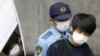 ARCHIVES - Tetsuya Yamagami, soupçonné d'avoir tué l'ancien Premier ministre japonais Shinzo Abe, est escorté par un officier de police à Nara, dans l'ouest du Japon, le 10 juillet 2022. (Photo: Kyodo)